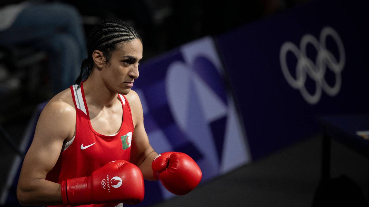 Imane Khelif aus Algerien während dem Einlauf zu ihrem Achtelfinalkampf bei den Olympischen Spielen gegen die Italienerin Angela Carini.