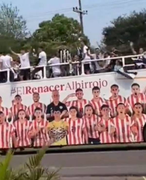 Fußball-Meisterschaftsfeier von Libertad de Pirayú aus Paraguay: Der Pokal auf dem Doppeldeckerbus mit Spielern rammt eine Stromleitung.