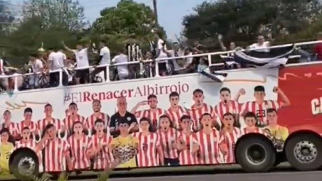 Fußball-Meisterschaftsfeier von Libertad de Pirayú aus Paraguay: Der Pokal auf dem Doppeldeckerbus mit Spielern rammt eine Stromleitung.