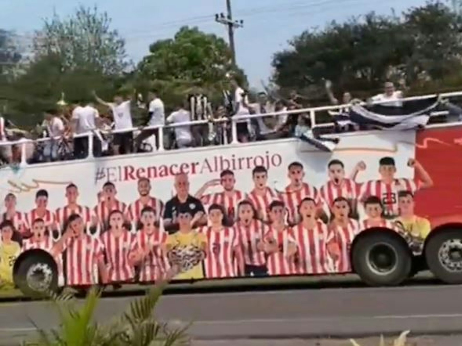 Fußball-Meisterschaftsfeier von Libertad de Pirayú aus Paraguay: Der Pokal auf dem Doppeldeckerbus mit Spielern rammt eine Stromleitung.
