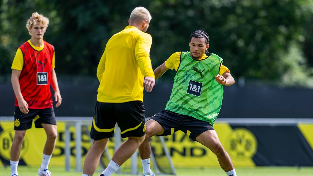 Trainingslager Borussia Dortmund: Niklas Süle (l) und Paris Brunner kämpfen um den Ball.