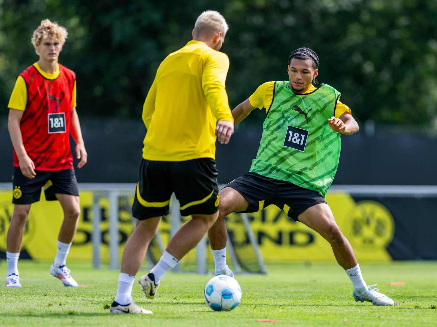 Trainingslager Borussia Dortmund: Niklas Süle (l) und Paris Brunner kämpfen um den Ball.