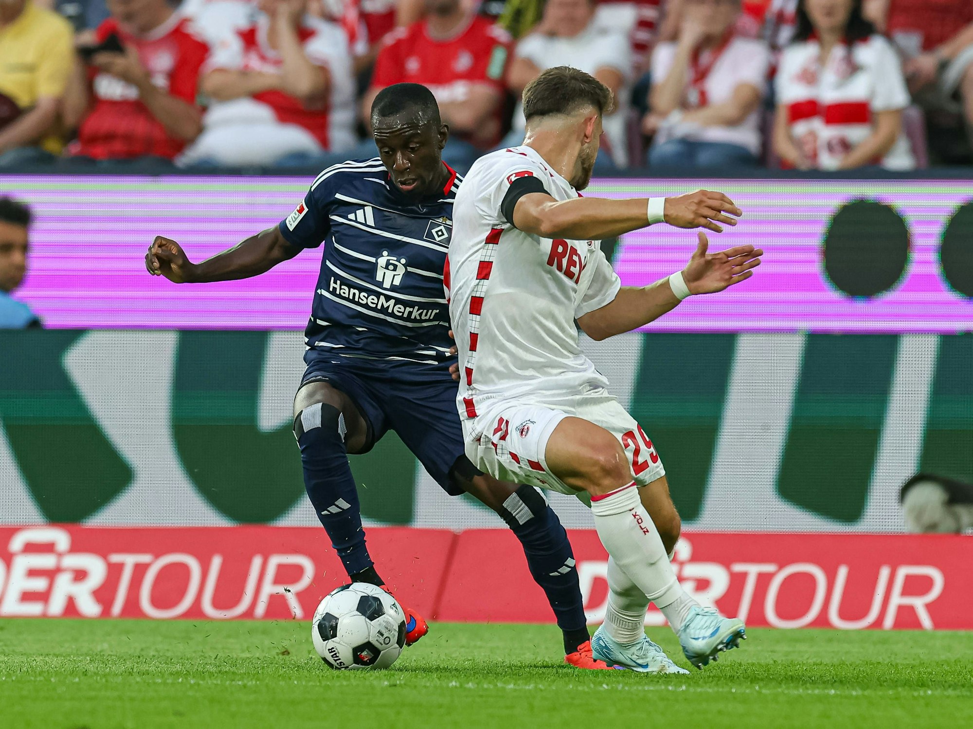 Jean-Luc Dompé dribbelt Jan Thielmann aus.