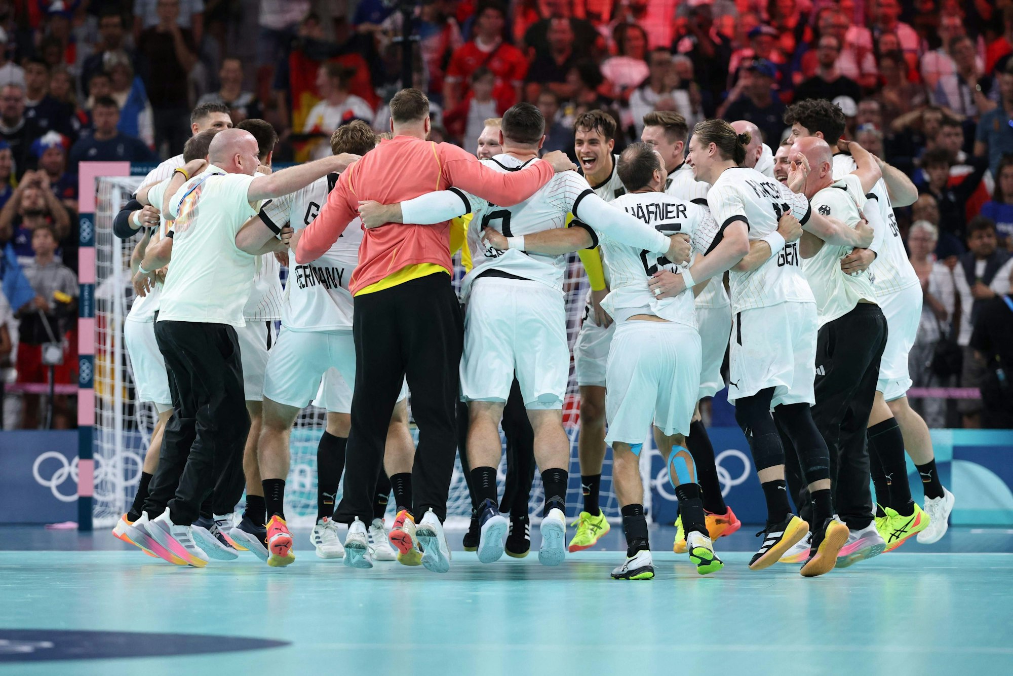 Die deutschen Spieler jubeln nach dem Sieg gegen Frankreich.