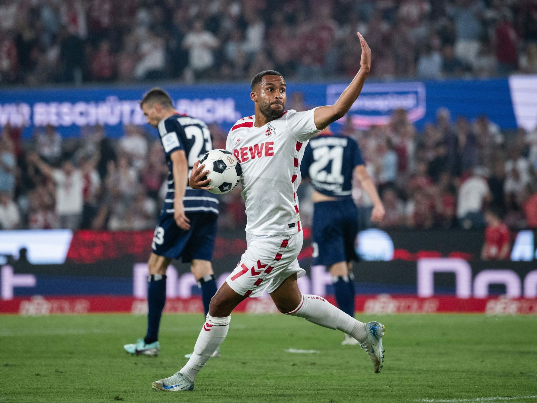Linton Maina jubelt über seinen Anschlusstreffer gegen den HSV.