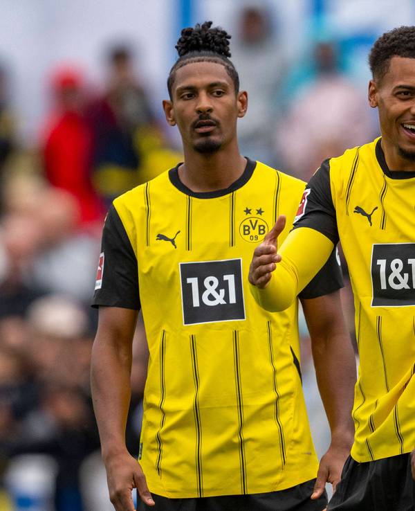Sebastien Haller, Felix Nmecha und Jamie Bynoe Gittens jubeln nach dem 1:0 im Testspiel gegen die DEW21-Traumelf.