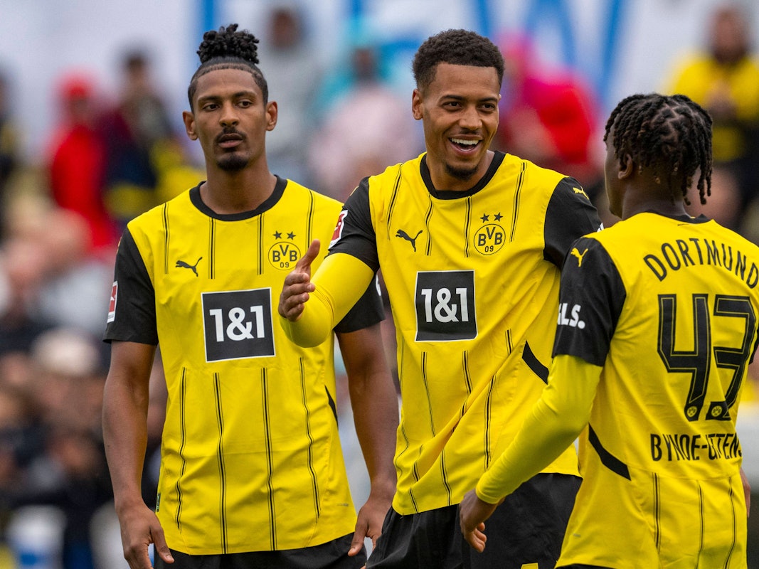 Sebastien Haller, Felix Nmecha und Jamie Bynoe Gittens jubeln nach dem 1:0 im Testspiel gegen die DEW21-Traumelf.