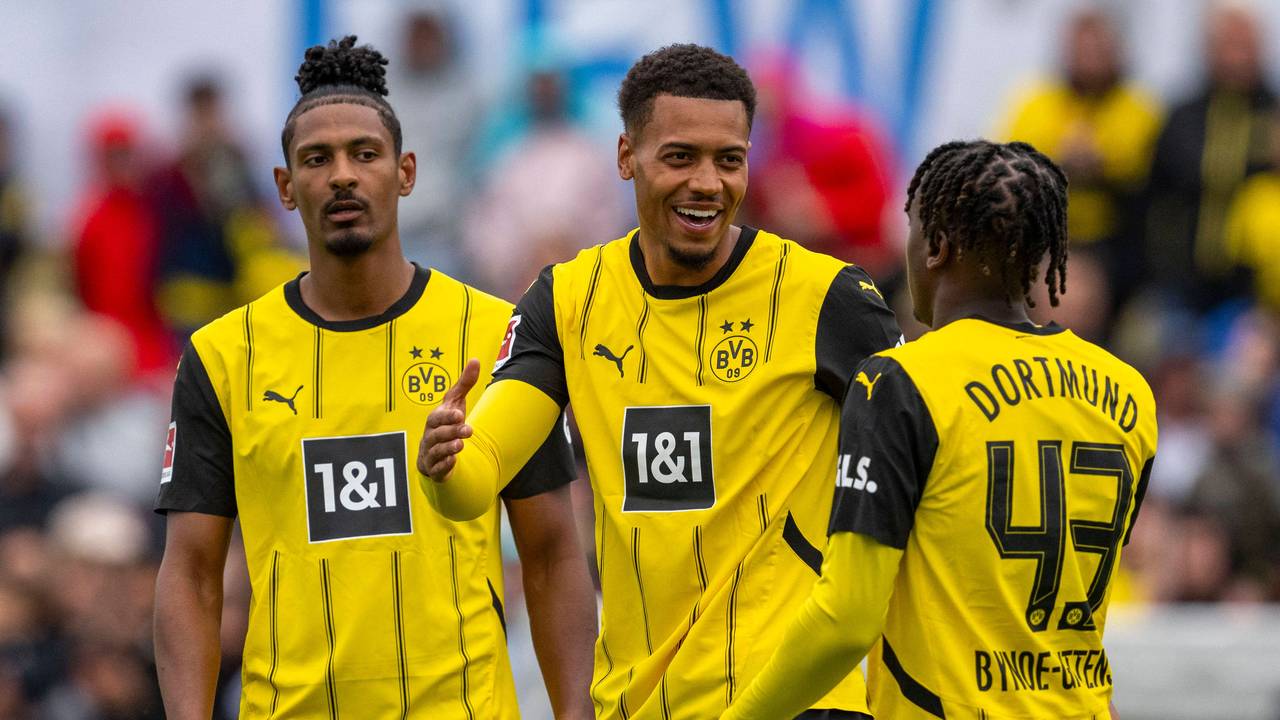 Sebastien Haller, Felix Nmecha und Jamie Bynoe Gittens jubeln nach dem 1:0 im Testspiel gegen die DEW21-Traumelf.