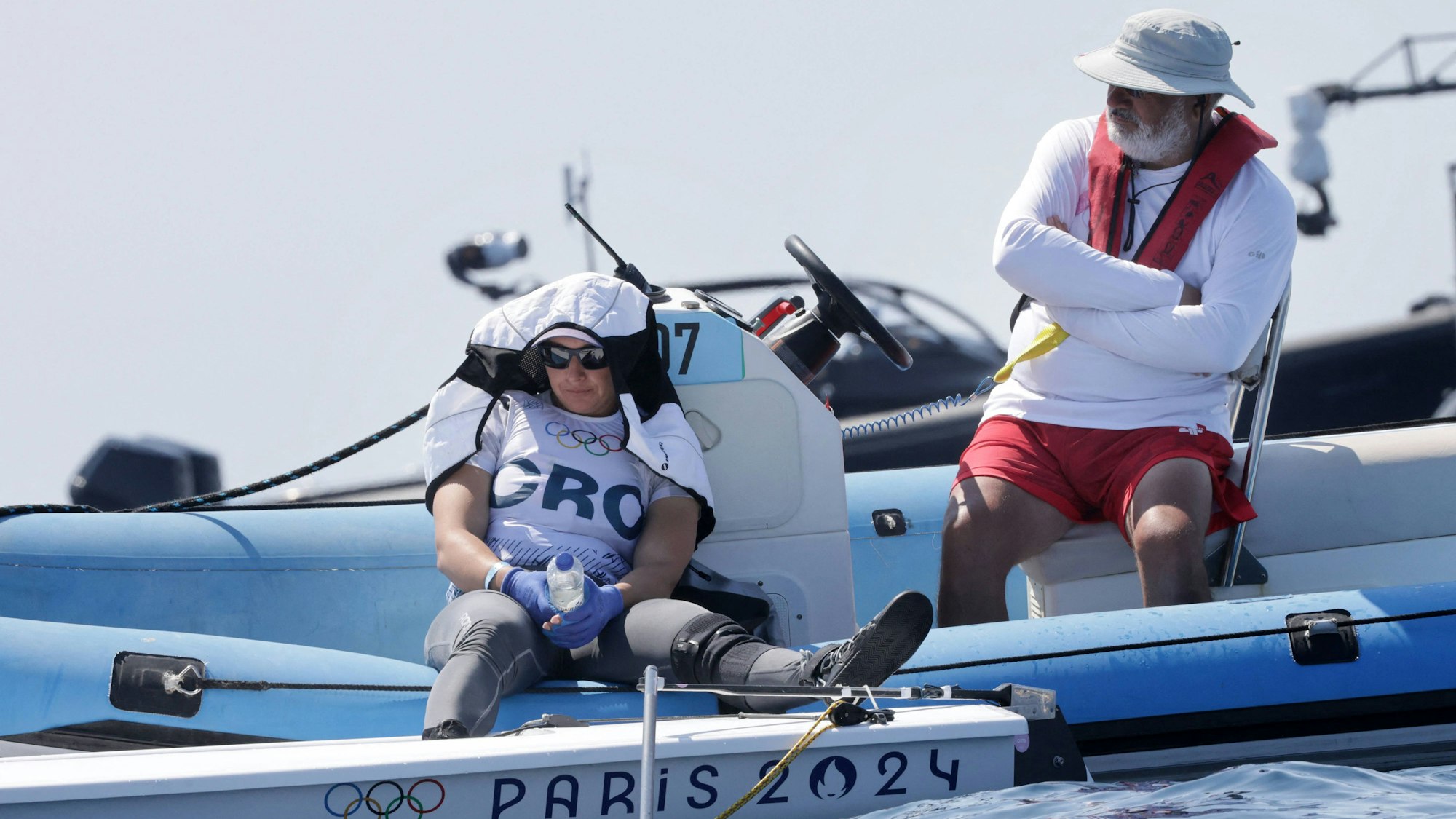 Während der Segel-Wettbewerbe bei Olympia wird auf einem Boot auf eine Fortsetzung gewartet. Wegen Find-Flaute müssen die Wettkämpfe immer wieder unterbrochen werden.