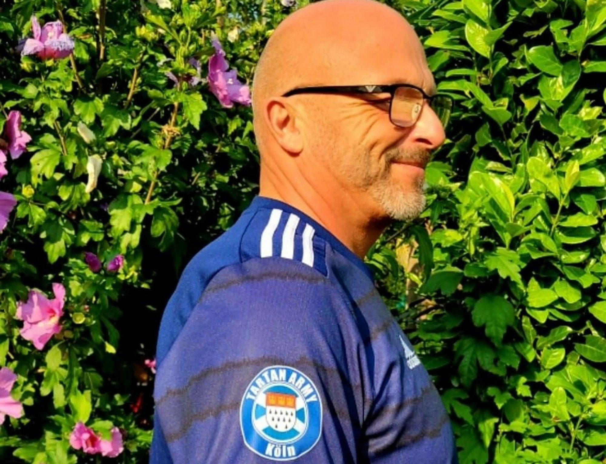 Jürgen Weiss mit Schottland-Trikot und dem Logo der „Tartan Army Köln“.