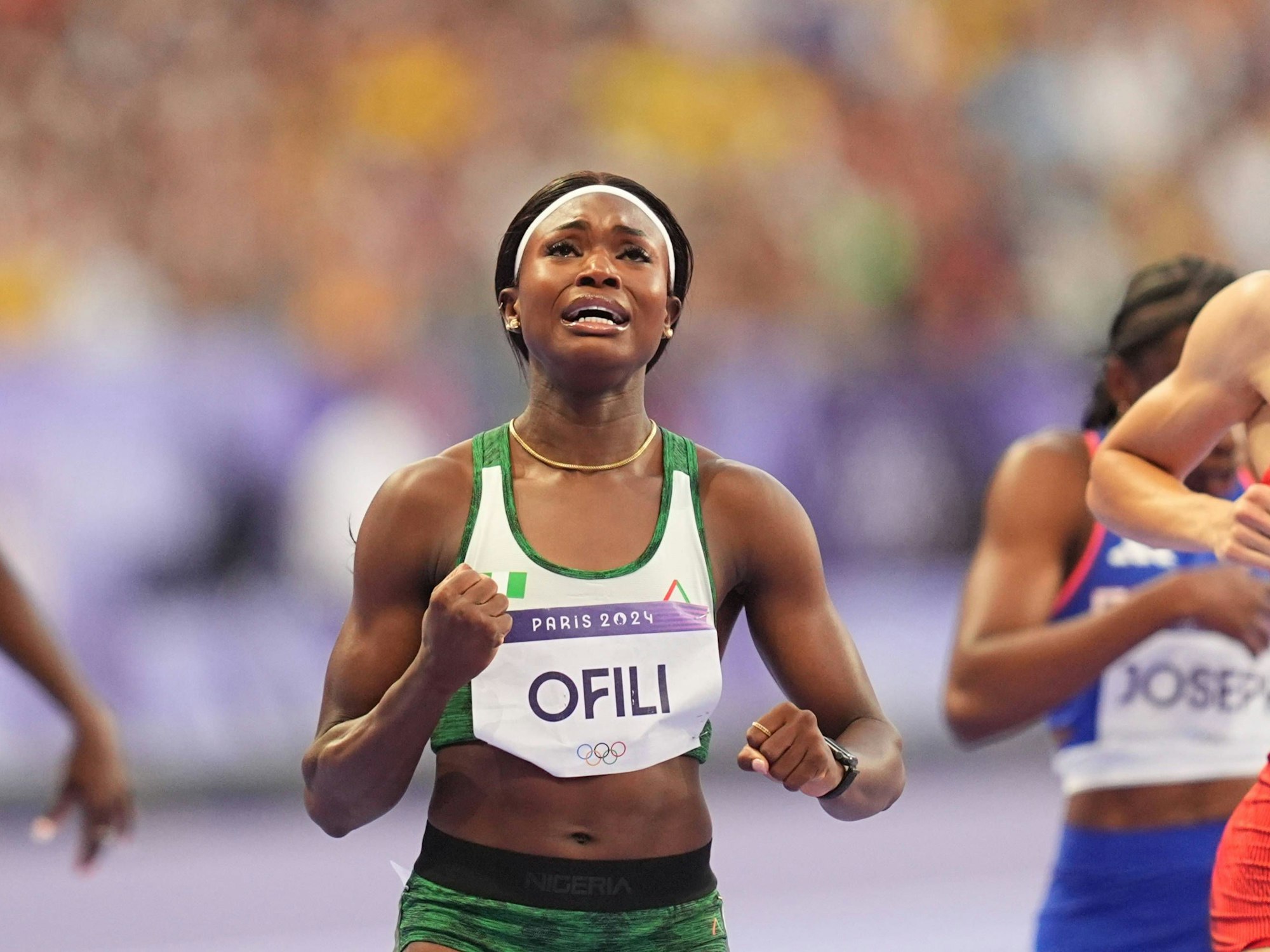 Favour Ofili jubelt mit Tränen in den Augen nach dem Halbfinale.
