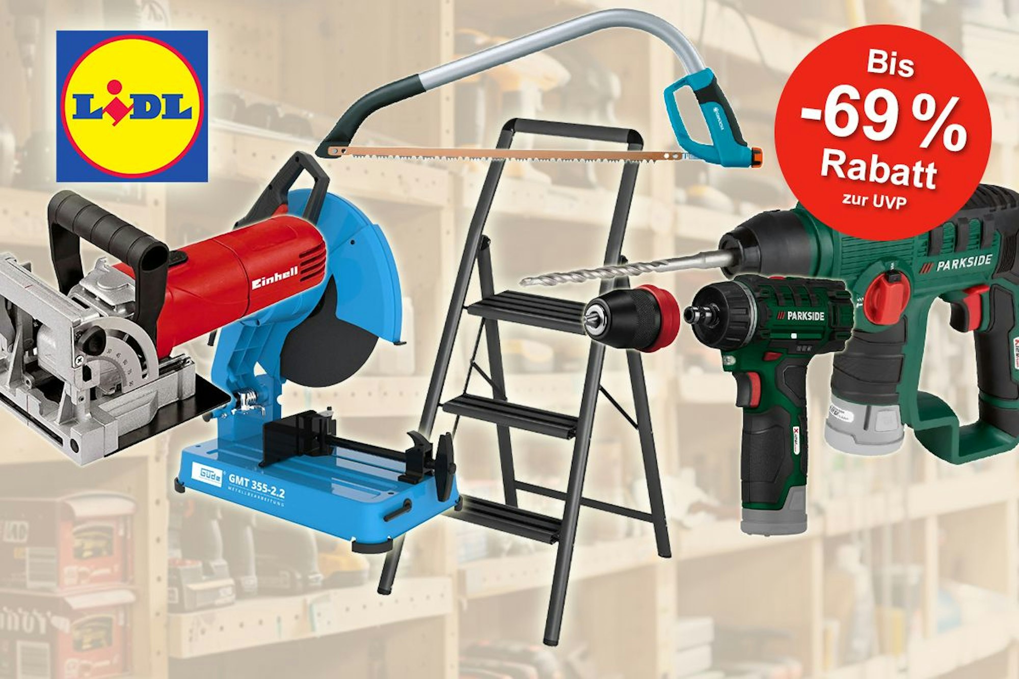 Verschiedene Baumarkt-Artikel wie Leiter, Säge, Akkuschrauber von Marken wie Einhell, Parkside, Gardena und Güde vor einem Hintergrund mit Regalen und Baumarkt-Artikeln angeordnet.