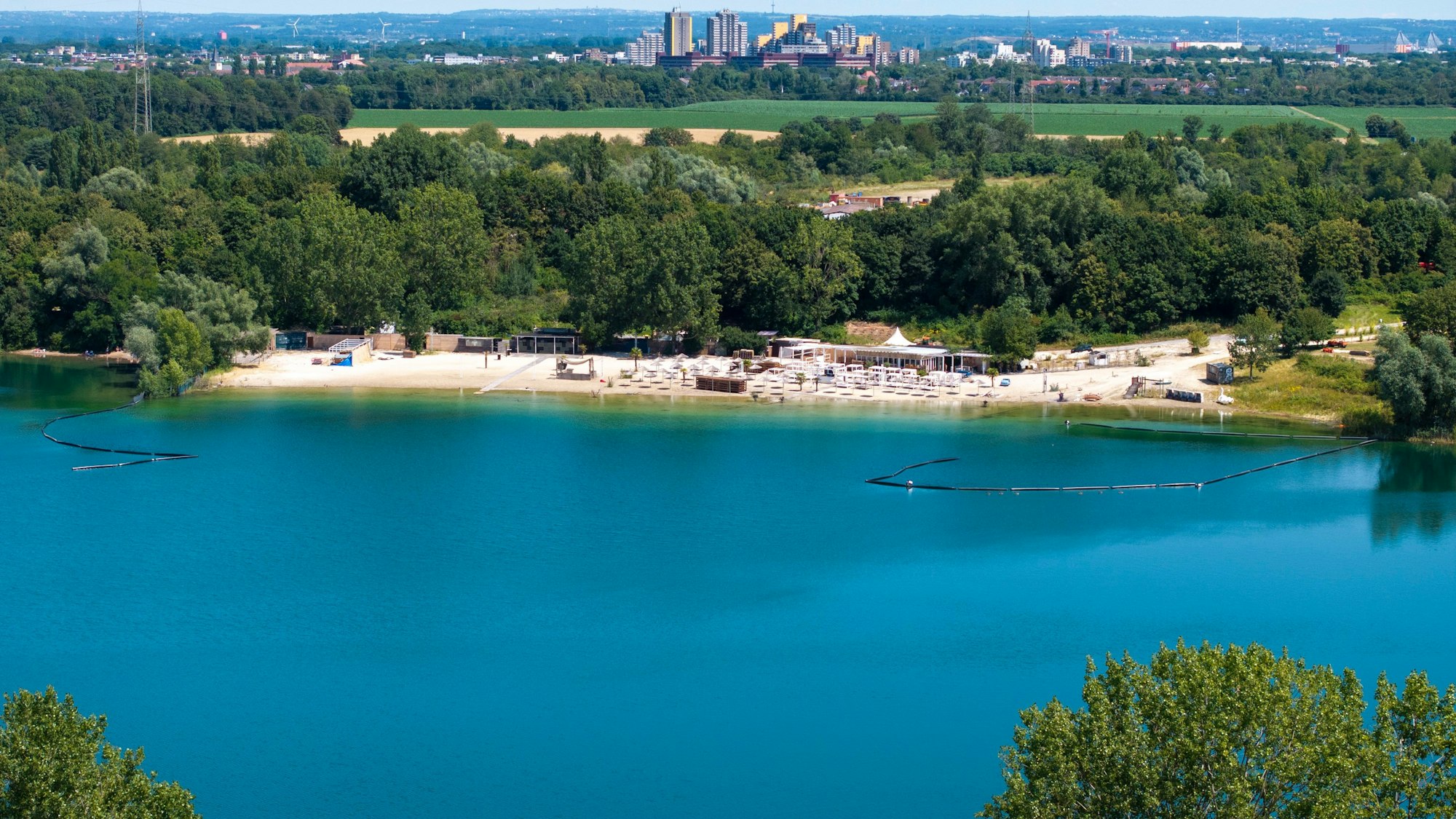 Blick auf den Beachclub „Monkey's Island“ am Escher See.