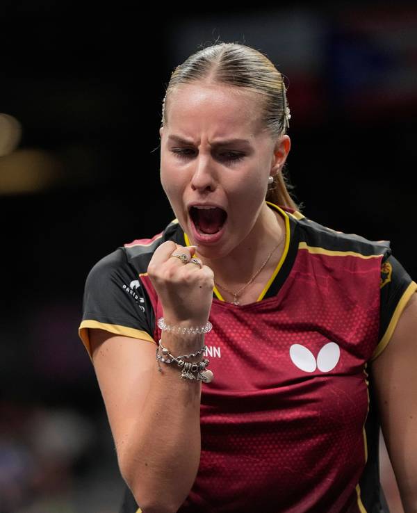 Annett Kaufmann jubelt über ihren gewonnenen Punkt im Tischtennis.