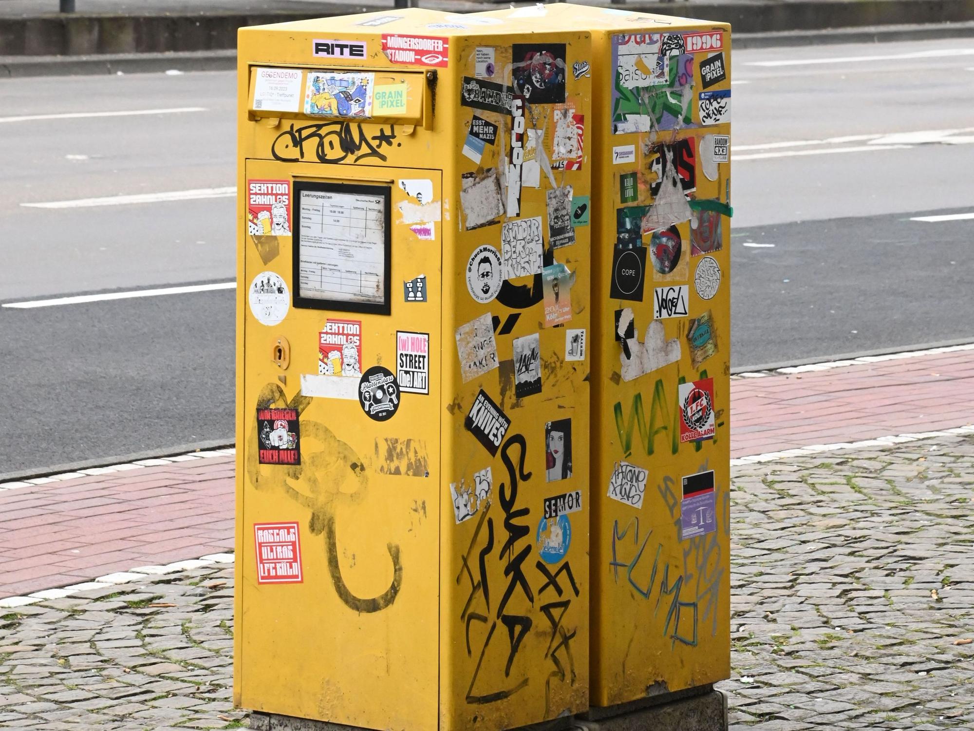 Ein Briefkasten der Deutschen Post in Köln am Barbarossaplatz