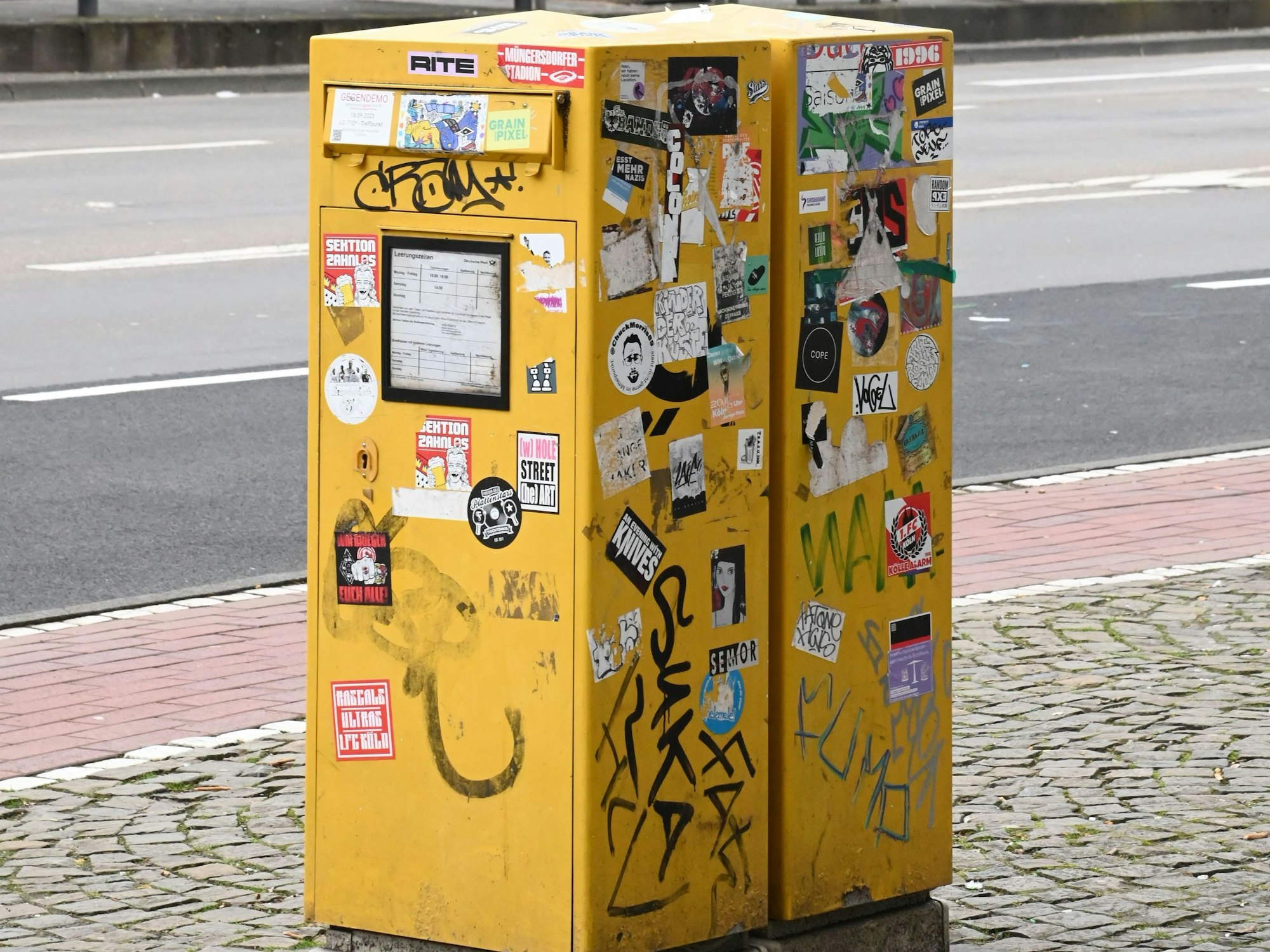 Ein Briefkasten der Deutschen Post in Köln am Barbarossaplatz