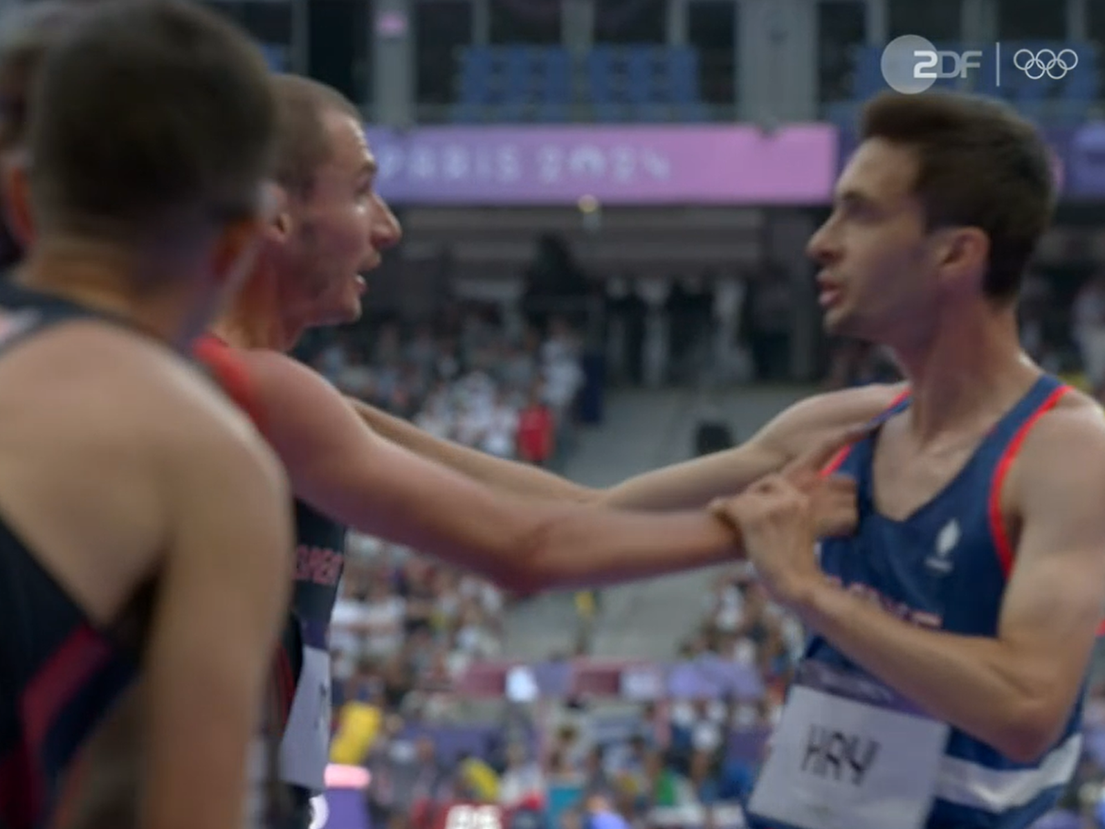 Der Brite George Mills geigte dem Franzosen Hugo Hay nach dem Vorlauf über 5000 Meter die Meinung.