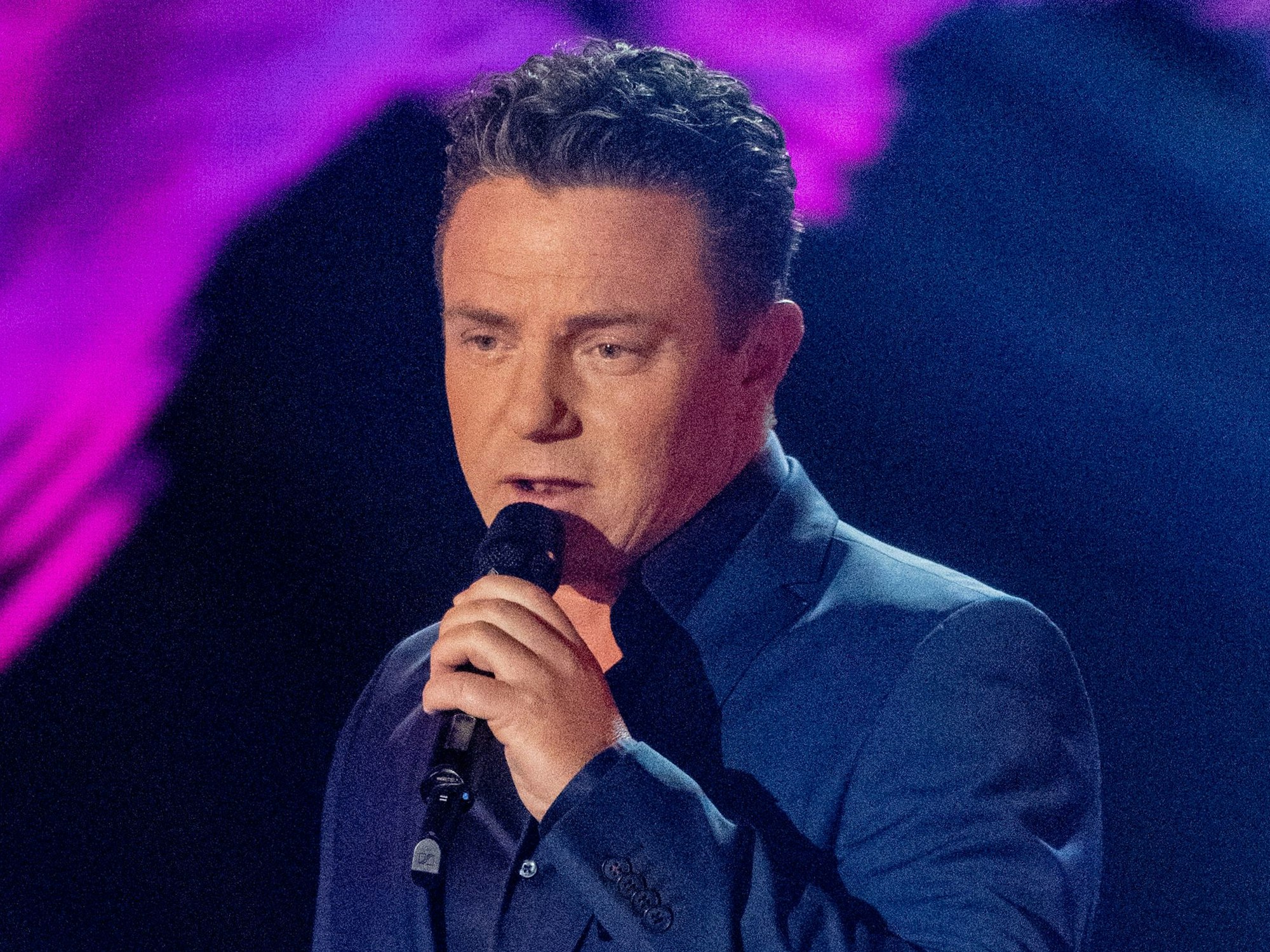 Der deutsche Musiker Stefan Mross steht in der Fernsehshow „Das große Schlagerjubiläum 2022“ in Leipzig auf der Bühne.