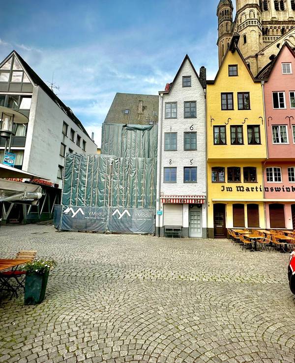 Die Fake-Giebelhäuser, die während der EM am Kölner Fischmarkt den Eindruck erweckten, dass die Fünfer-Konstellation wieder vollständig ist, sind wieder verschwunden.
