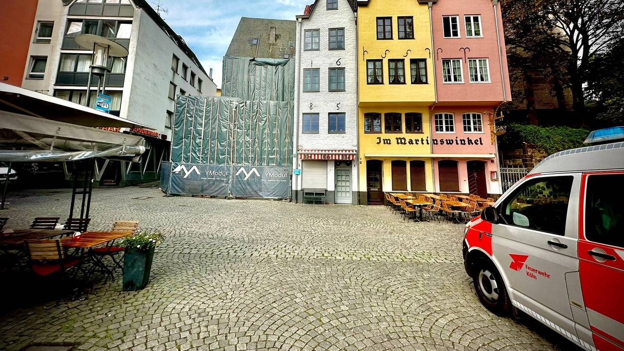 Die Fake-Giebelhäuser, die während der EM am Kölner Fischmarkt den Eindruck erweckten, dass die Fünfer-Konstellation wieder vollständig ist, sind wieder verschwunden.