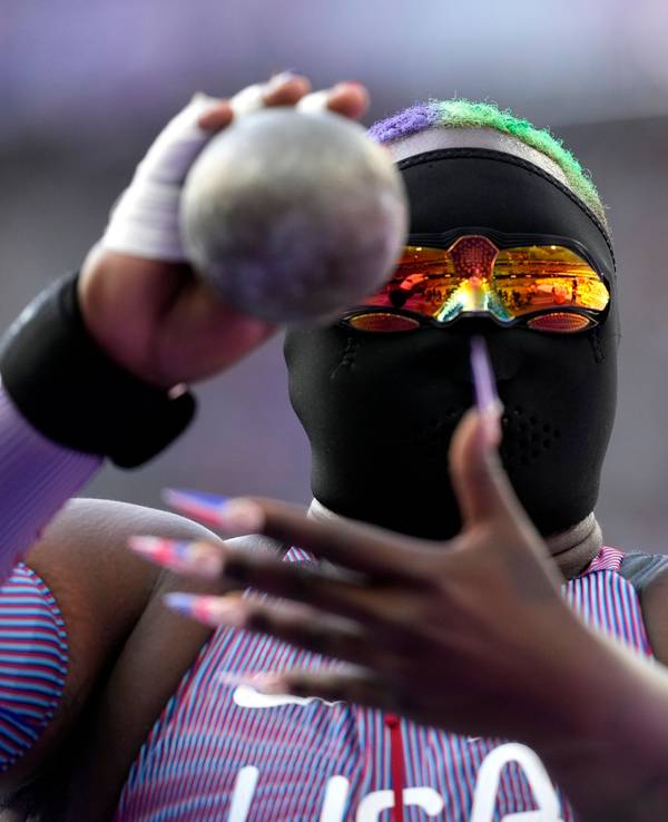 Ungewöhnlicher Look: Die Kugelstoßerin Raven Saunders tritt mit einer schwarzen Maske bei Olympia an. (Foto: 8. August 2024)