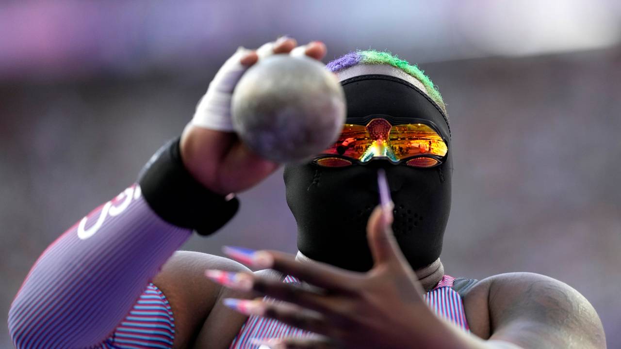 Ungewöhnlicher Look: Die Kugelstoßerin Raven Saunders tritt mit einer schwarzen Maske bei Olympia an. (Foto: 8. August 2024)