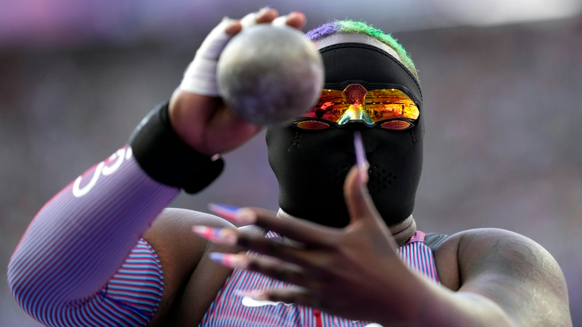Ungewöhnlicher Look: Die Kugelstoßerin Raven Saunders tritt mit einer schwarzen Maske bei Olympia an. (Foto: 8. August 2024)