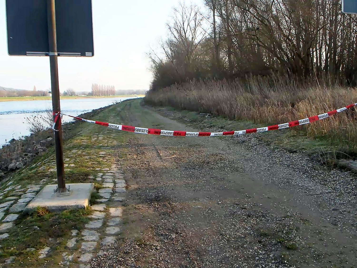 Am Rheindamm wurde die Leiche einer Frau gefunden. Daraufhin hat die Polizei die Sonderkommission „Rampe“ eingerichtet.