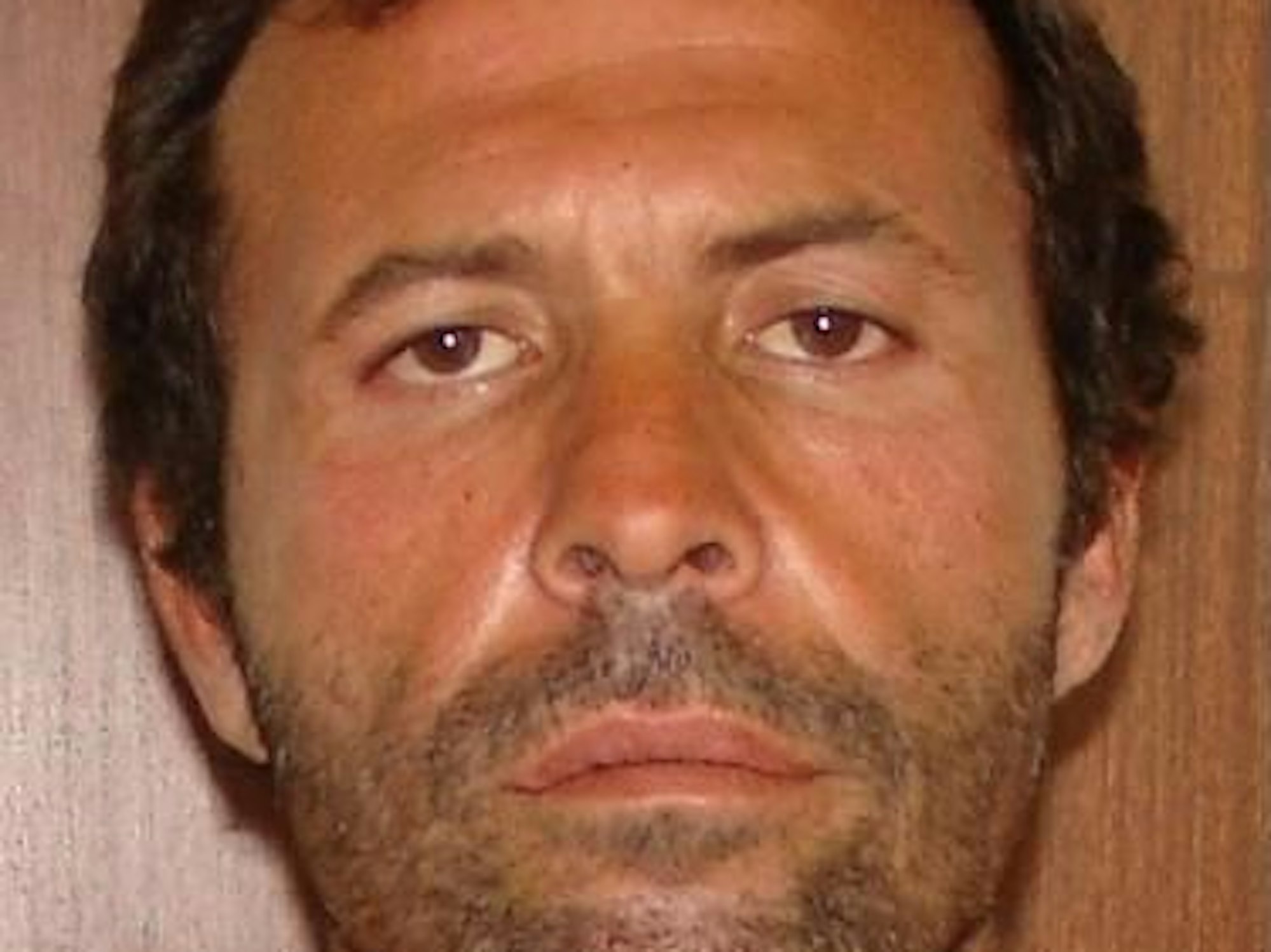 Ein Mann trägt einen Dreitagebart.