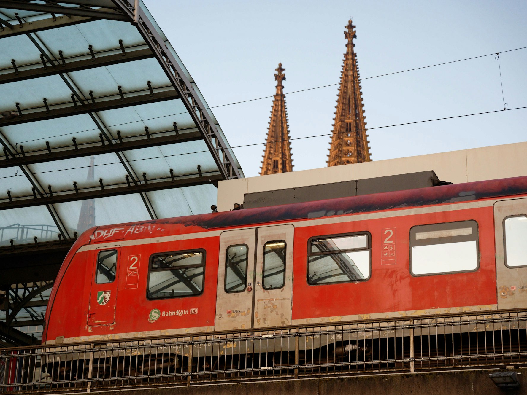 Eine S-Bahn fährt in den Kölner Hauptbahnhof ein.