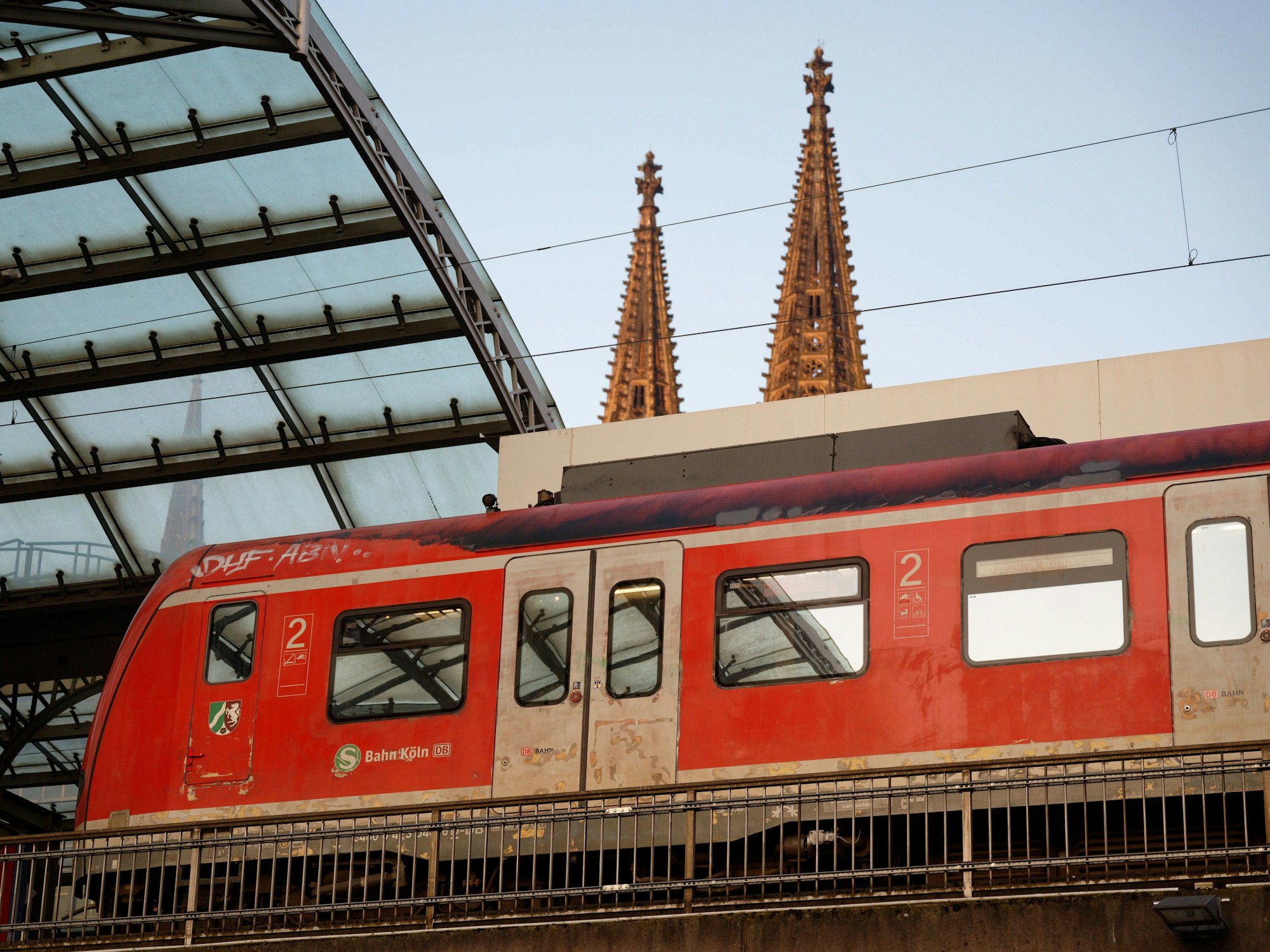 Eine S-Bahn steht im Hauptbahnhof in Köln.