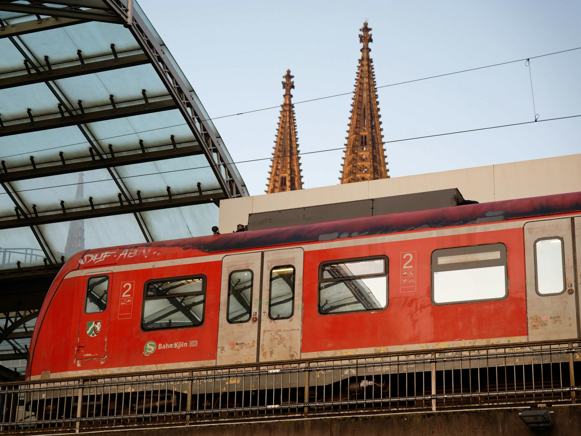 Eine S-Bahn steht im Hauptbahnhof in Köln.