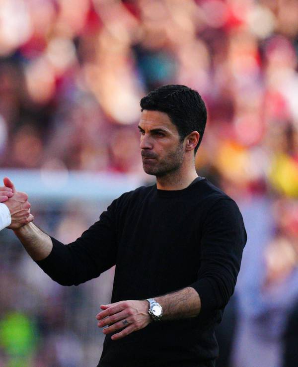 Arsenal-Trainer Mikel Arteta gibt Kai Havertz einen Handschlag.