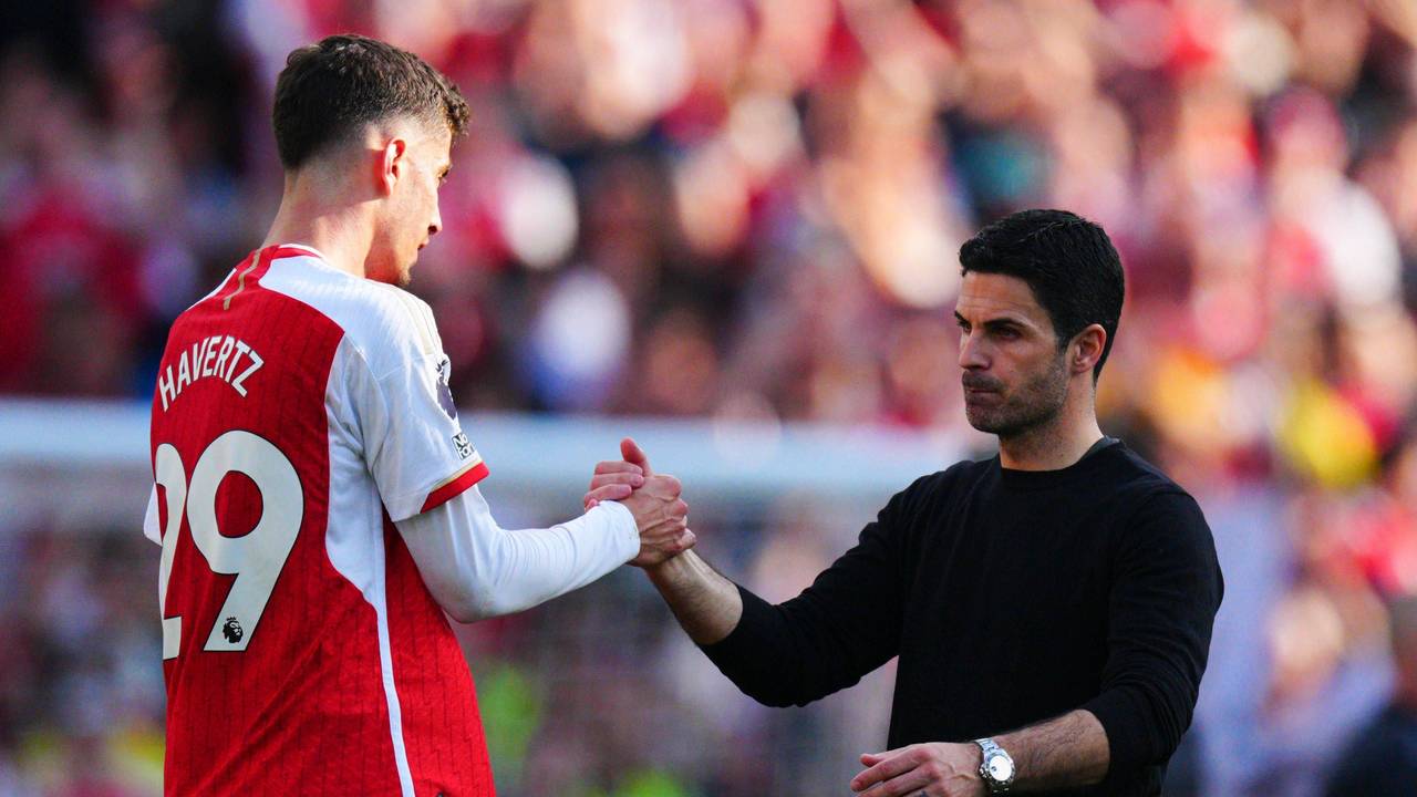 Arsenal-Trainer Mikel Arteta gibt Kai Havertz einen Handschlag.