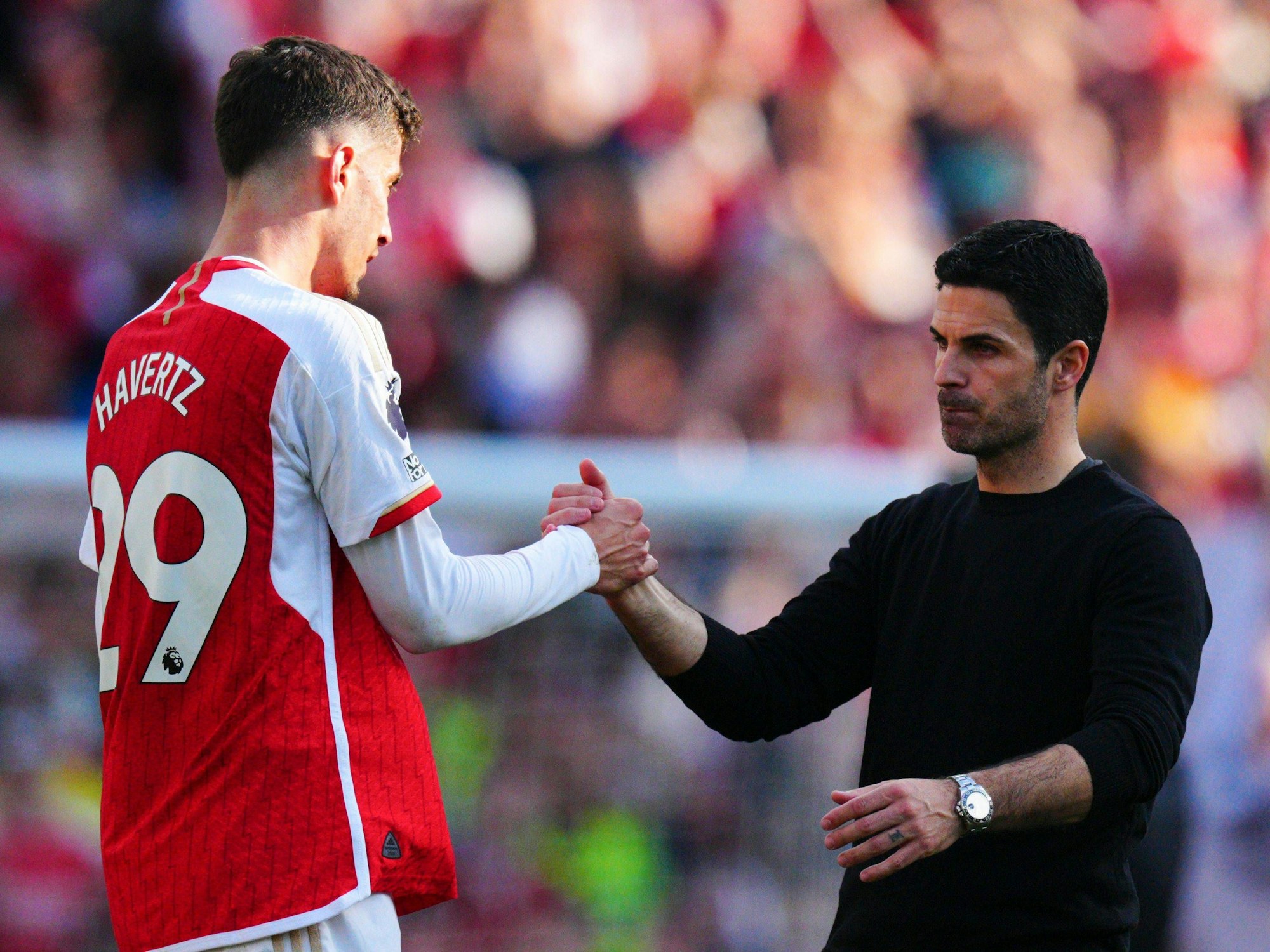 Arsenal-Trainer Mikel Arteta gibt Kai Havertz einen Handschlag.