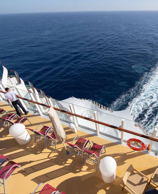 Blick vom Heck eines Kreuzfahrtschiffes