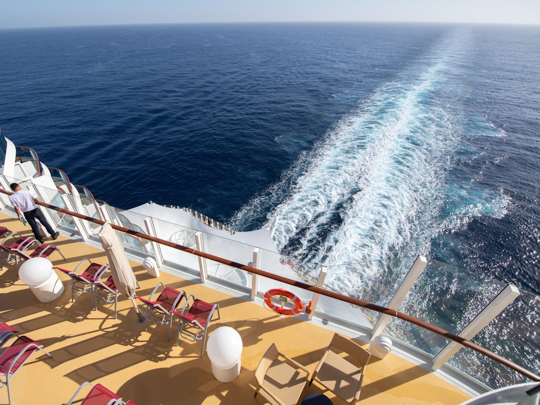 Blick vom Heck eines Kreuzfahrtschiffes