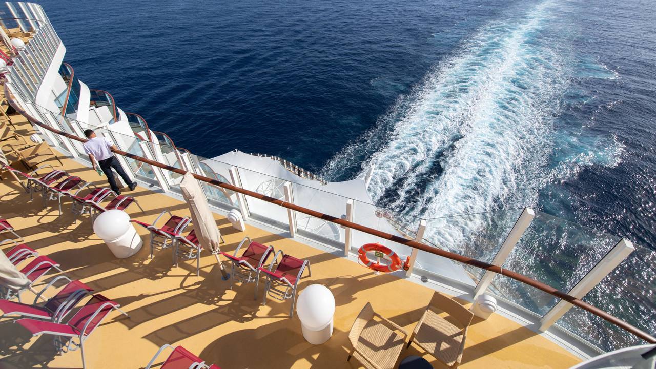 Blick vom Heck eines Kreuzfahrtschiffes