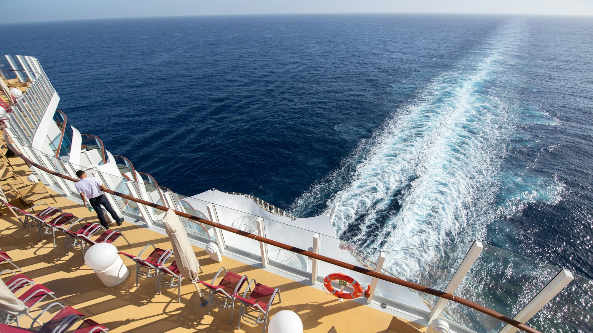 Blick vom Heck eines Kreuzfahrtschiffes