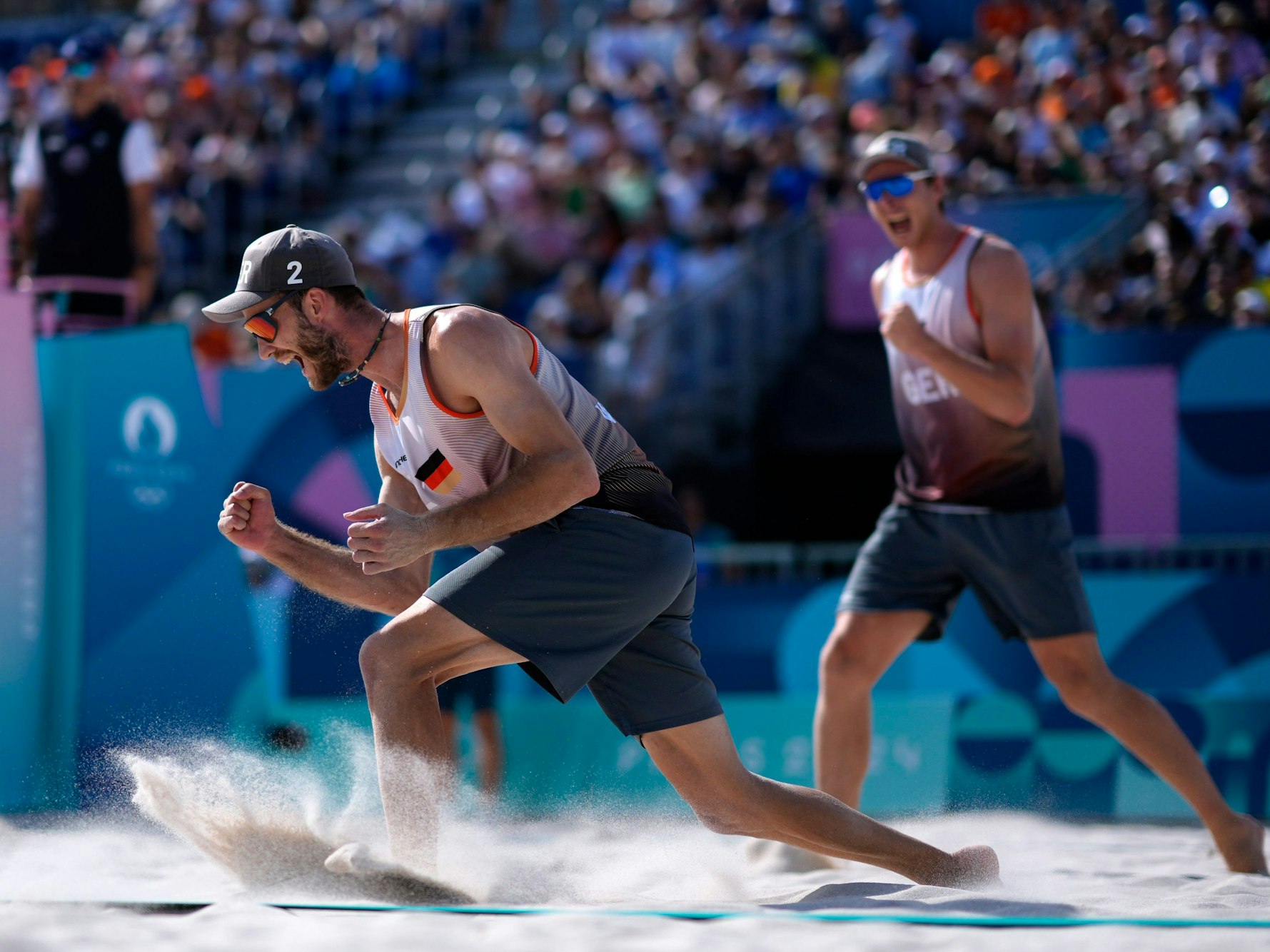 Clemens Wickler und Nils Ehlers jubeln im Sand.