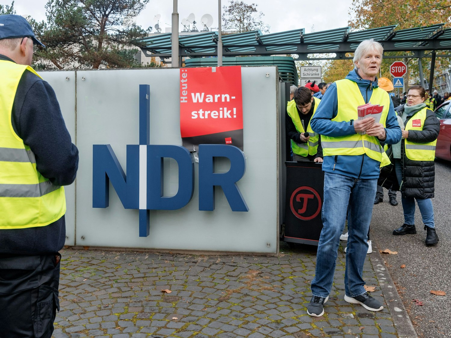 NDR-Mitarbeitende nehmen 2022 unter dem Motto „Der NDR lässt uns im Regen stehen“ im Rahmen der aktuellen Tarifrunde an einer Warnstreik-Aktion der Vereinigten Dienstleistungsgewerkschaft (ver.di) teil.