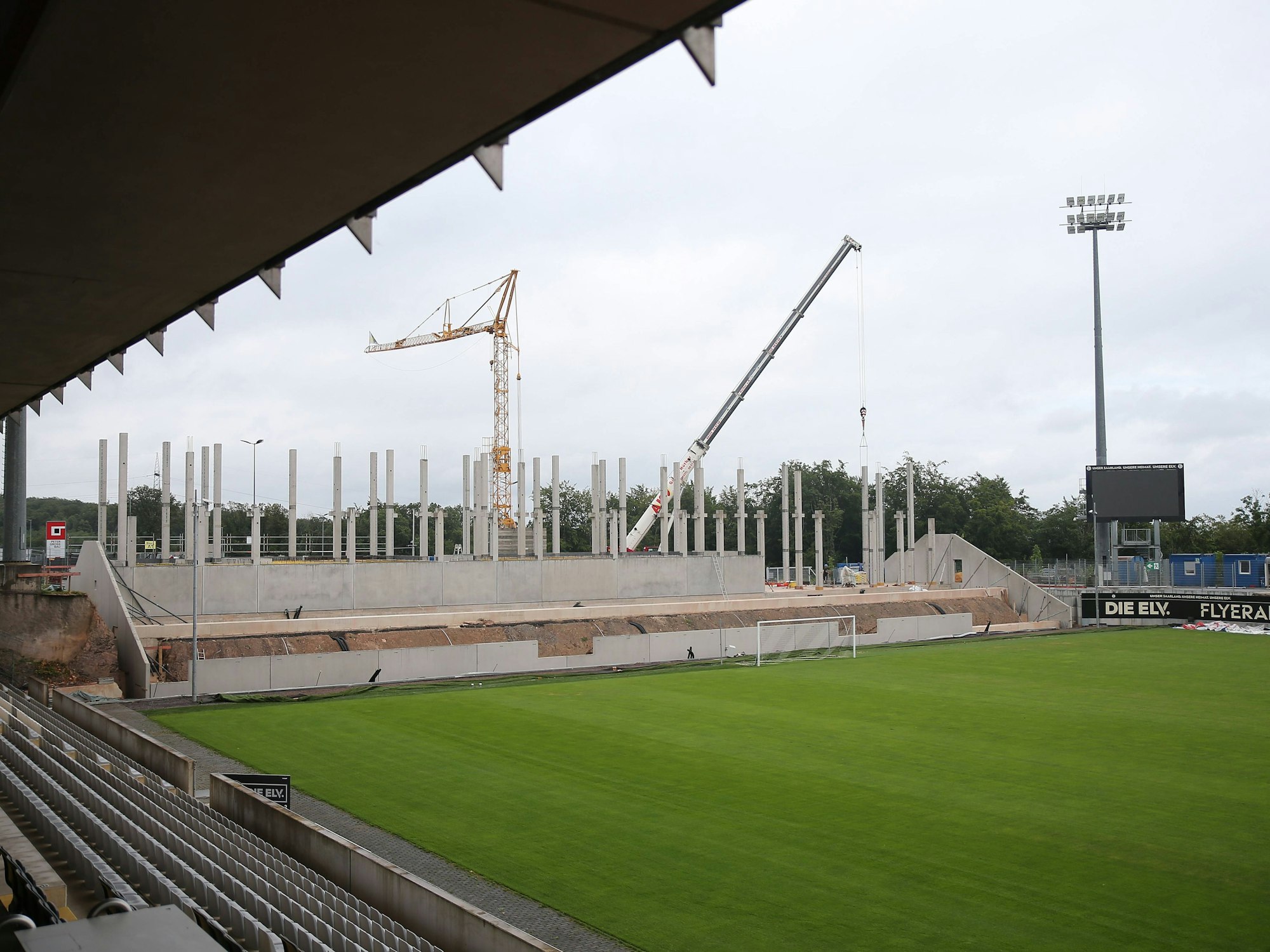 Die Bauarbeiten am Stadion in Elversberg.