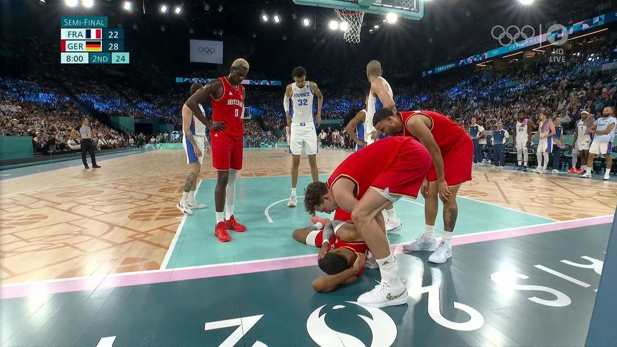Johannes Thiemann liegt beim Olympia-Halbfinale im Basketball zwischen Frankreich und Deutschland am Boden.