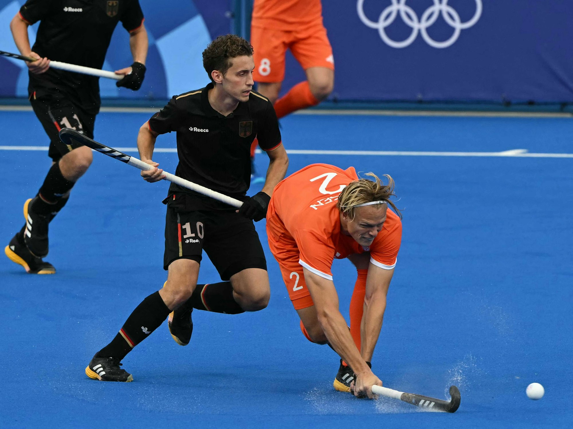 Hart umkämpftes Hockey-Finale zwischen Deutschland und den Niederlanden bei Olympia. Hier kämpfen Johannes Große und Jip Janssen um den Ball.