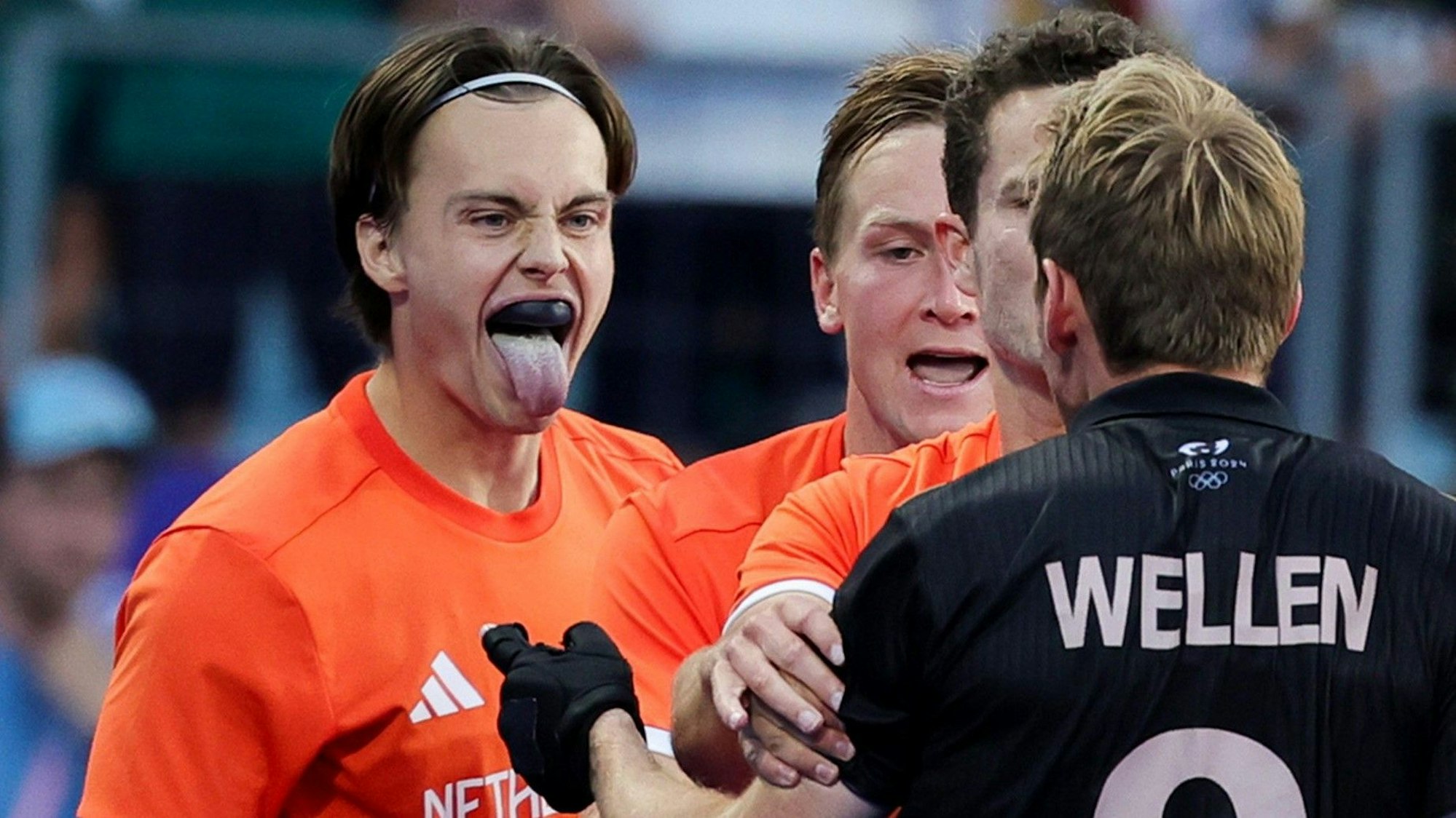 Deutschlands Niklas Wellen (r.) stellt mit Duco Telgenkamp (l) aus den Niederlanden nach dem Penaltyschießen im Olympia-Finale zur Rede