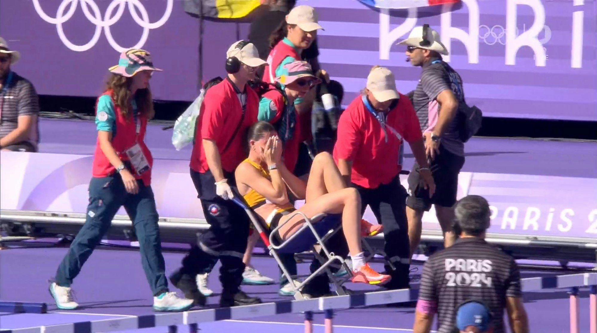 Sophie Weißenberg verletzt sich beim Aufwärmprogramm im Hürdenlauf beim Siebenkampf, hält sich sofort die linke Achillesferse.