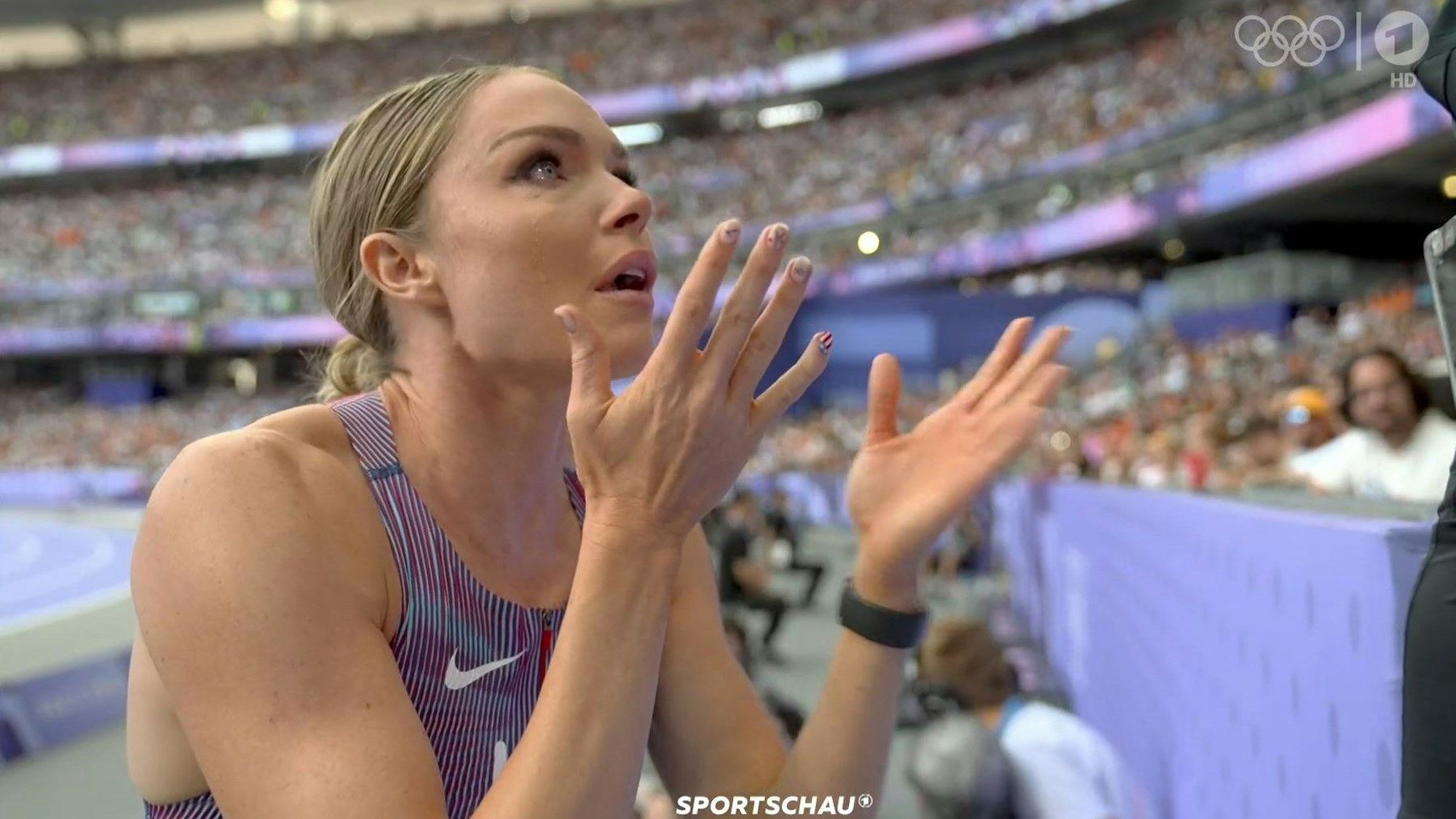 US-Siebenkämpferin Chari Hawkins beim tränenreichen Gespräch mit ihrer Trainerin beim Olympia-Wettkampf am 8. August 2024.