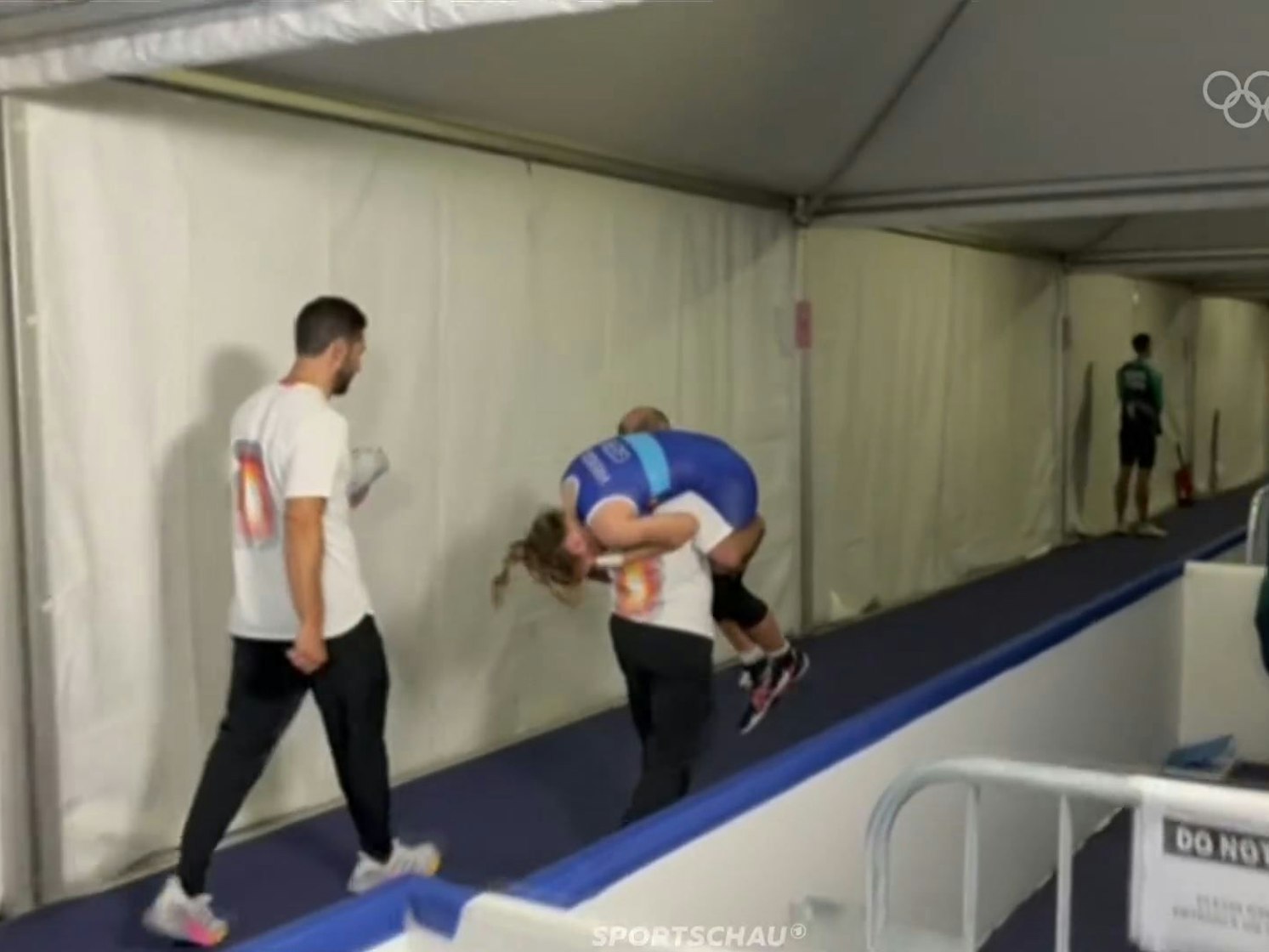 Annika Wendle wird nach ihrem Bronze-Kampf im Ringen von Co-Trainer Armen Mkrtchjan geschultert und aus der Halle getragen.
