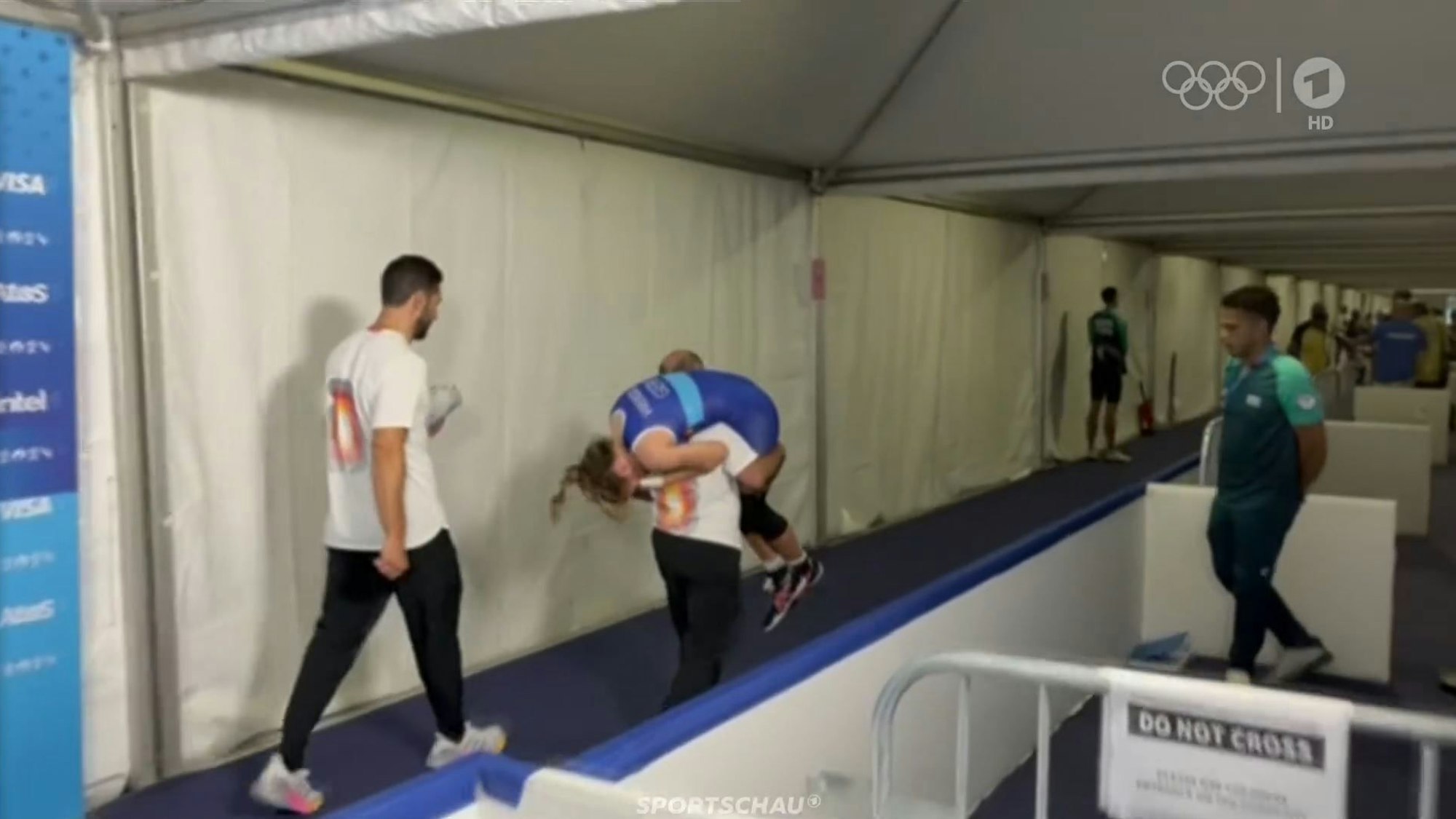 Annika Wendle wird nach ihrem Bronze-Kampf im Olympia-Ringen von Co-Trainer Armen Mkrtchjan geschultert und aus der Halle getragen.