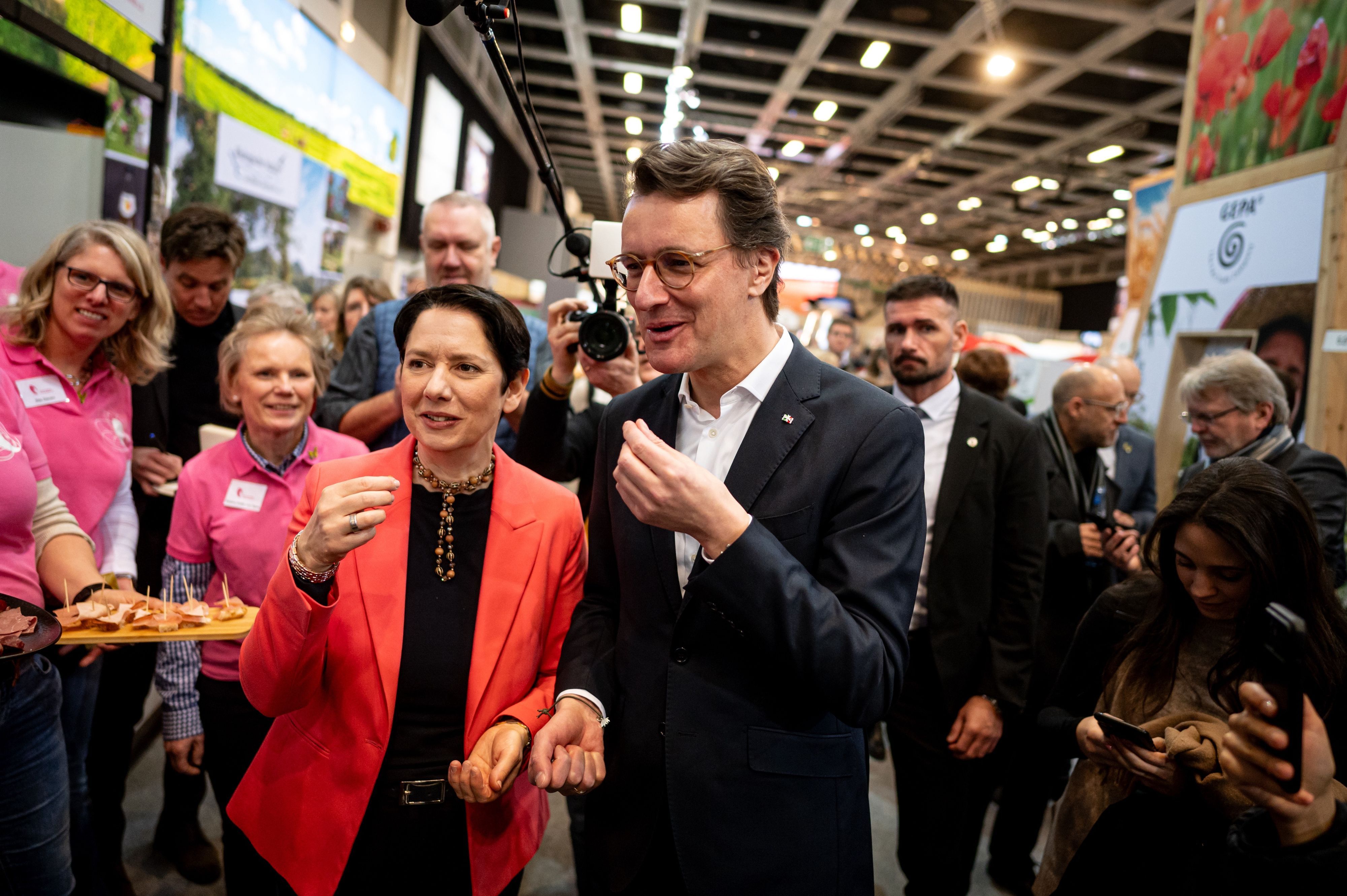 NRW-Ministerium Silke Gorißen steht neben Ministerpräsident Hendrik Wüst.